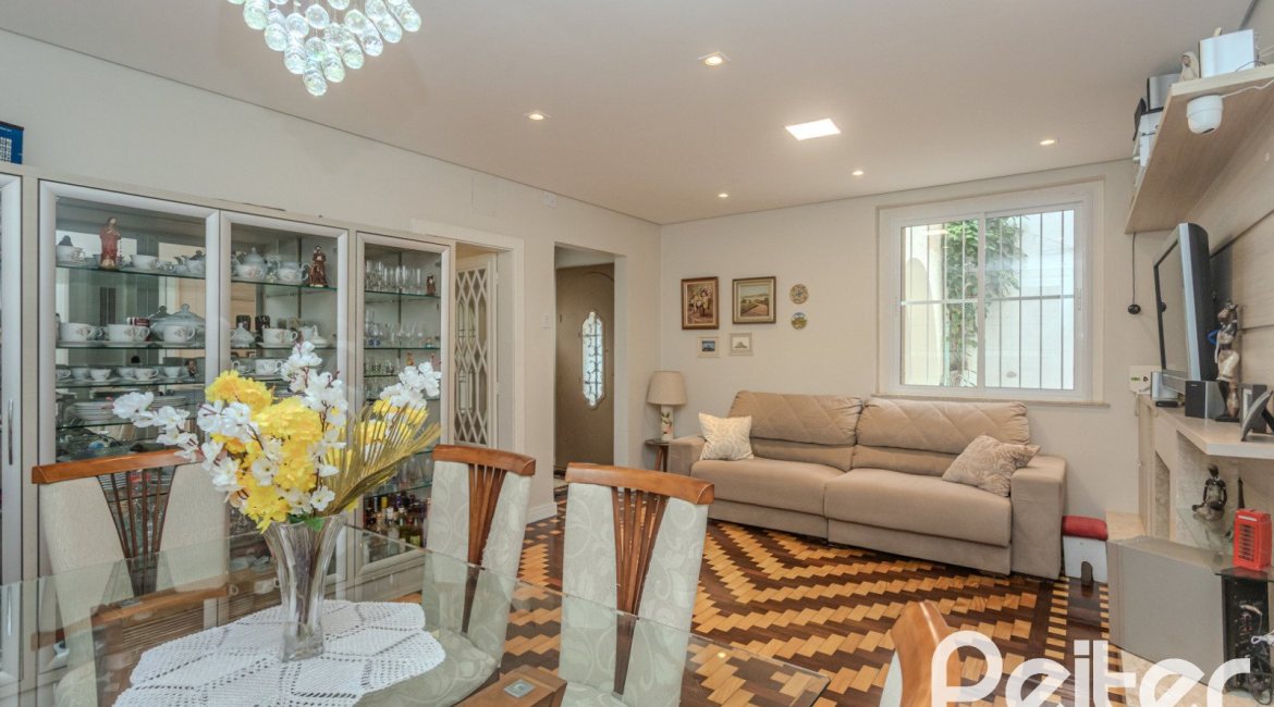 Casa à venda com 280m², 4 dormitórios, 2 suítes, 6 vagas, no bairro Cidade Baixa em Porto Alegre