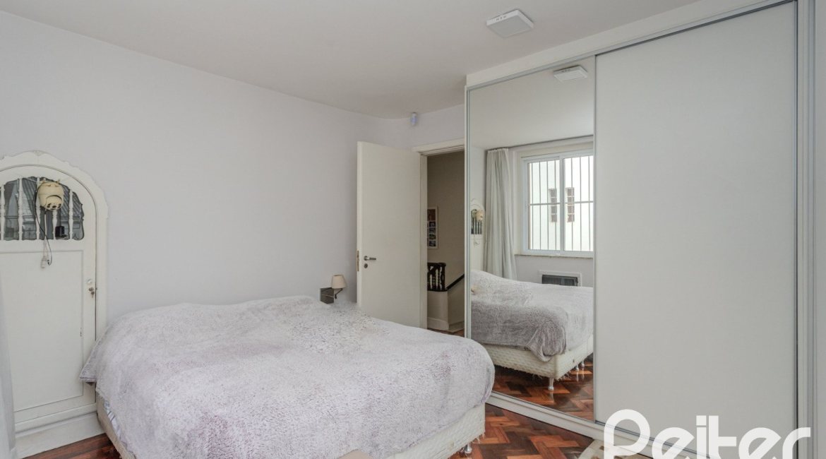 Casa à venda com 280m², 4 dormitórios, 2 suítes, 6 vagas, no bairro Cidade Baixa em Porto Alegre