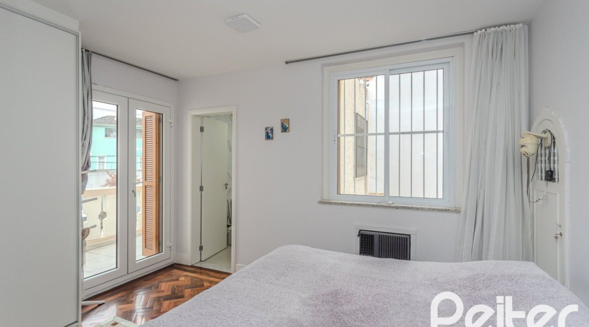 Casa à venda com 280m², 4 dormitórios, 2 suítes, 6 vagas, no bairro Cidade Baixa em Porto Alegre
