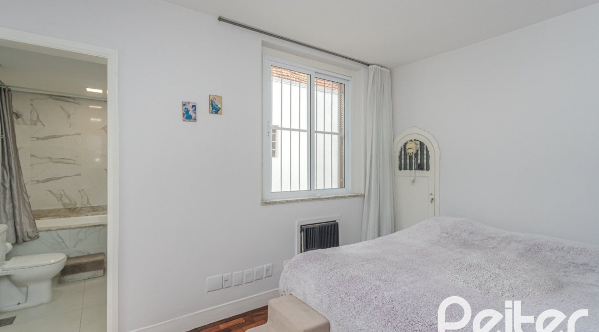 Casa à venda com 280m², 4 dormitórios, 2 suítes, 6 vagas, no bairro Cidade Baixa em Porto Alegre