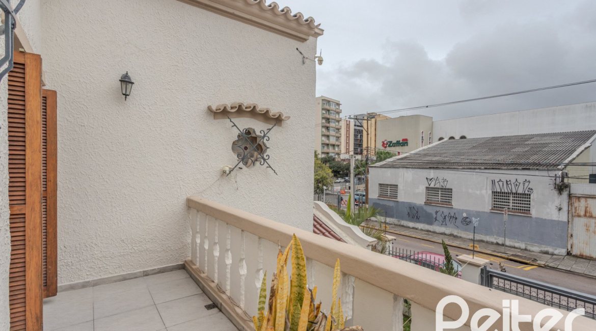 Casa à venda com 280m², 4 dormitórios, 2 suítes, 6 vagas, no bairro Cidade Baixa em Porto Alegre