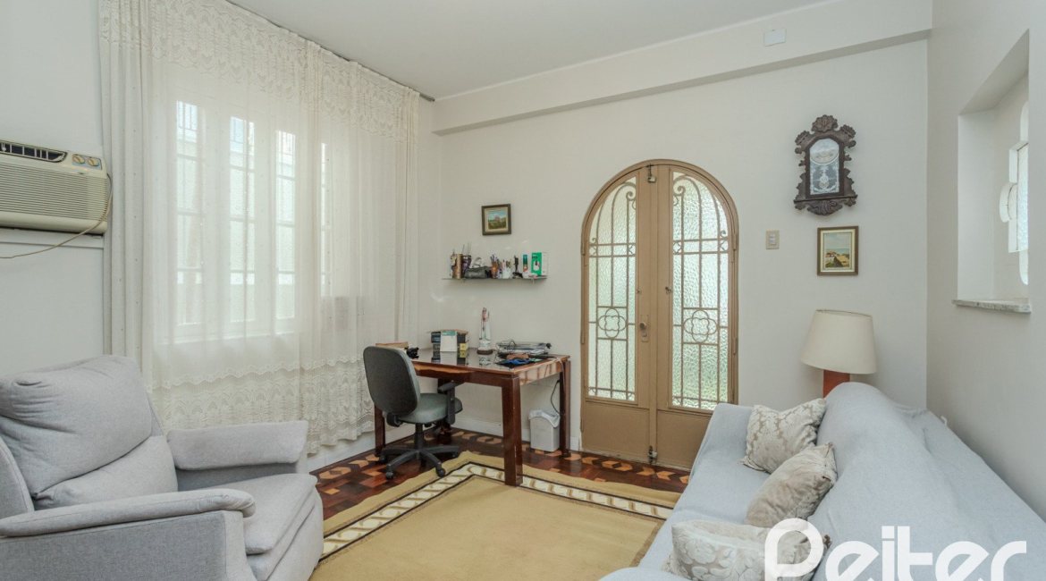 Casa à venda com 280m², 4 dormitórios, 2 suítes, 6 vagas, no bairro Cidade Baixa em Porto Alegre