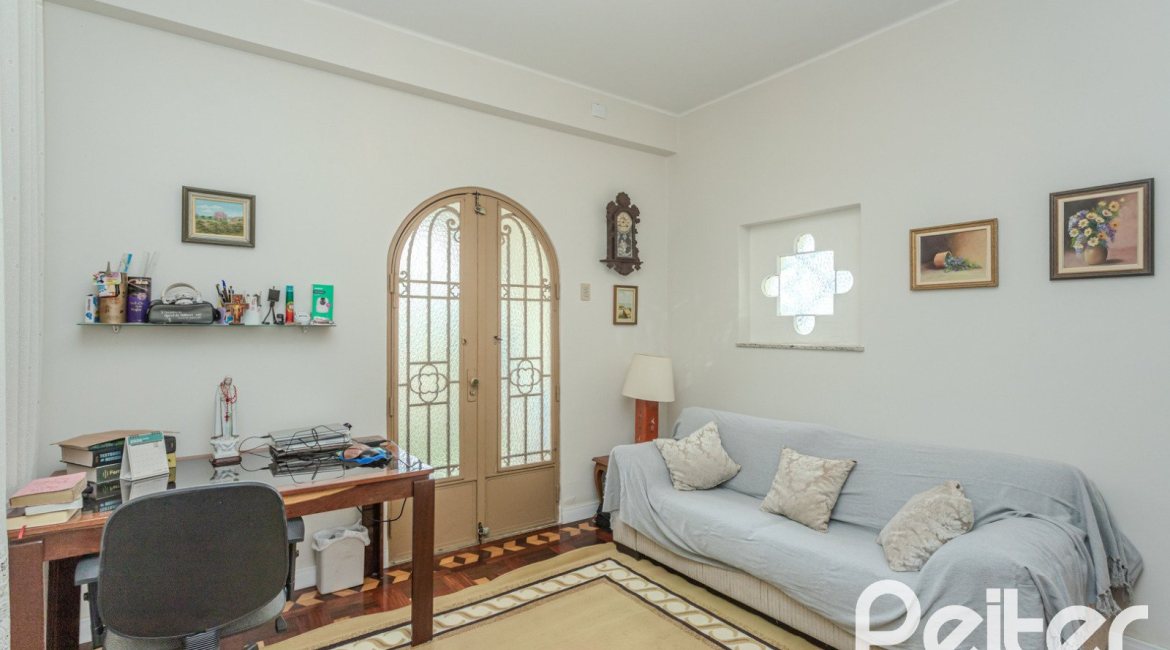 Casa à venda com 280m², 4 dormitórios, 2 suítes, 6 vagas, no bairro Cidade Baixa em Porto Alegre