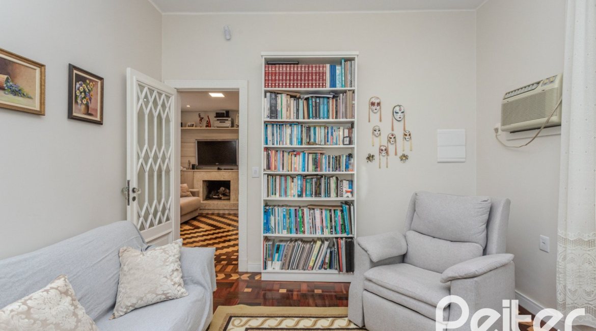 Casa à venda com 280m², 4 dormitórios, 2 suítes, 6 vagas, no bairro Cidade Baixa em Porto Alegre