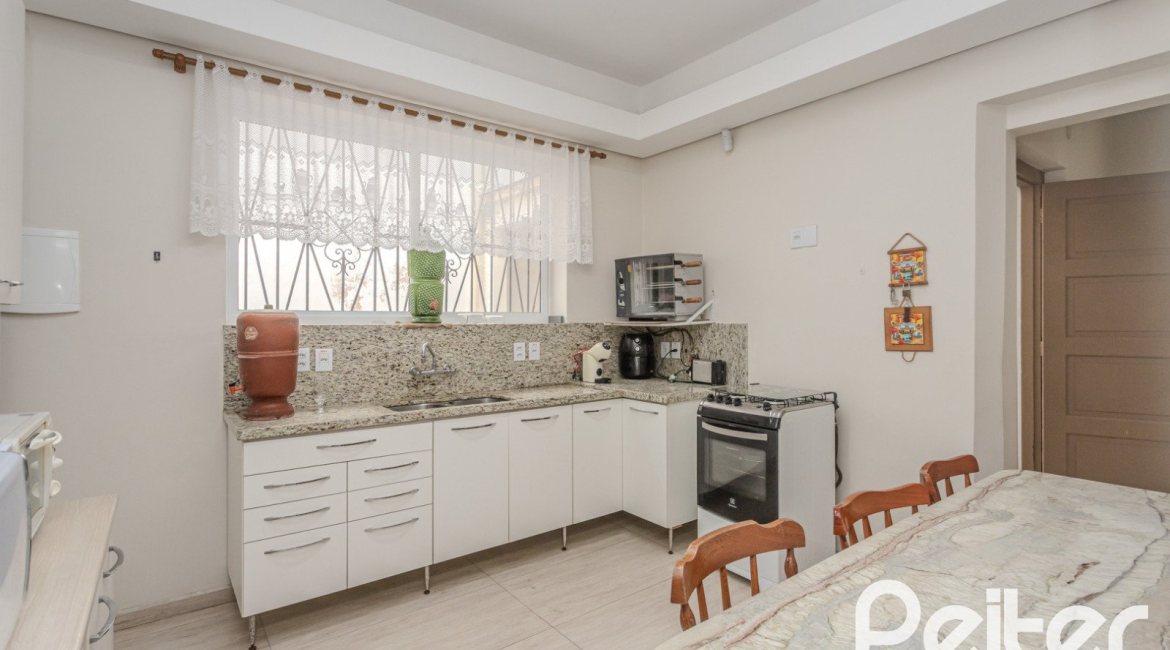 Casa à venda com 280m², 4 dormitórios, 2 suítes, 6 vagas, no bairro Cidade Baixa em Porto Alegre