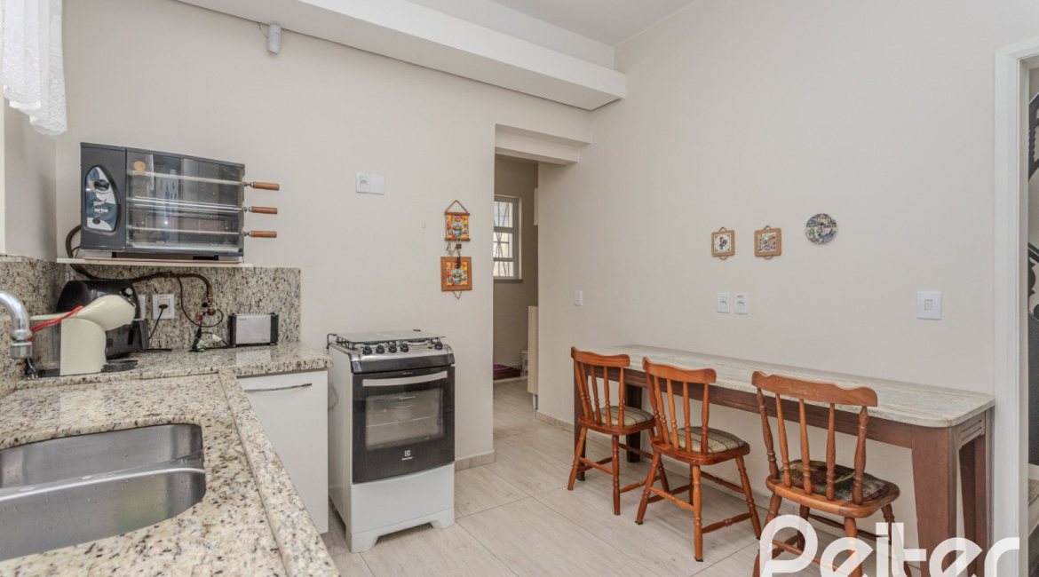 Casa à venda com 280m², 4 dormitórios, 2 suítes, 6 vagas, no bairro Cidade Baixa em Porto Alegre