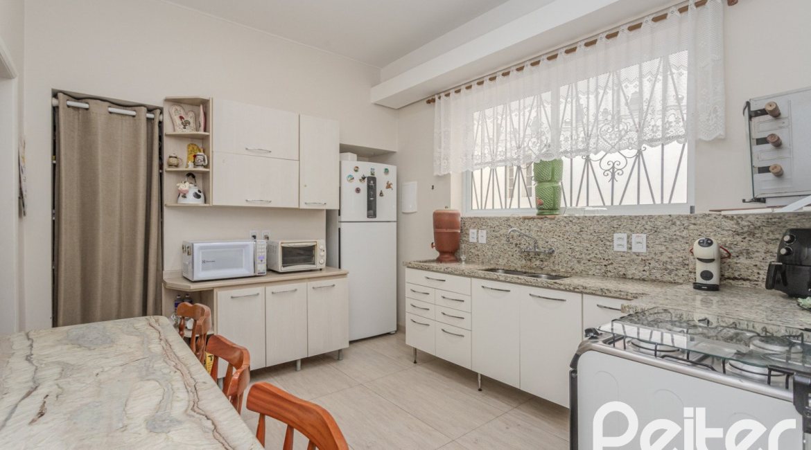 Casa à venda com 280m², 4 dormitórios, 2 suítes, 6 vagas, no bairro Cidade Baixa em Porto Alegre