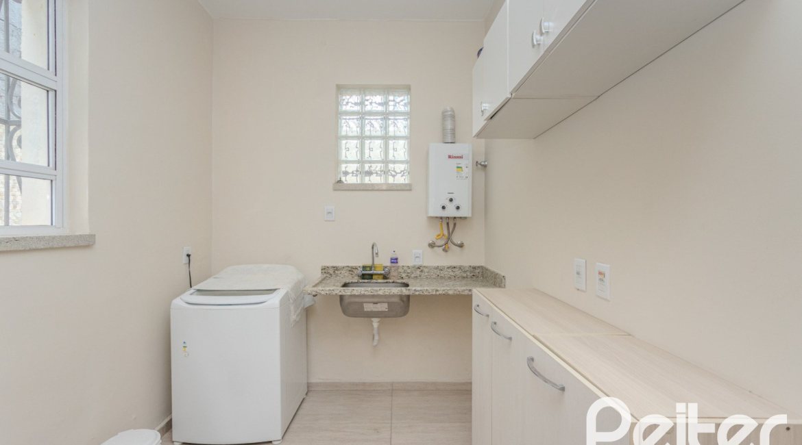 Casa à venda com 280m², 4 dormitórios, 2 suítes, 6 vagas, no bairro Cidade Baixa em Porto Alegre