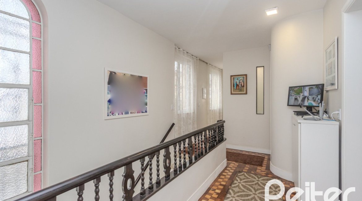 Casa à venda com 280m², 4 dormitórios, 2 suítes, 6 vagas, no bairro Cidade Baixa em Porto Alegre