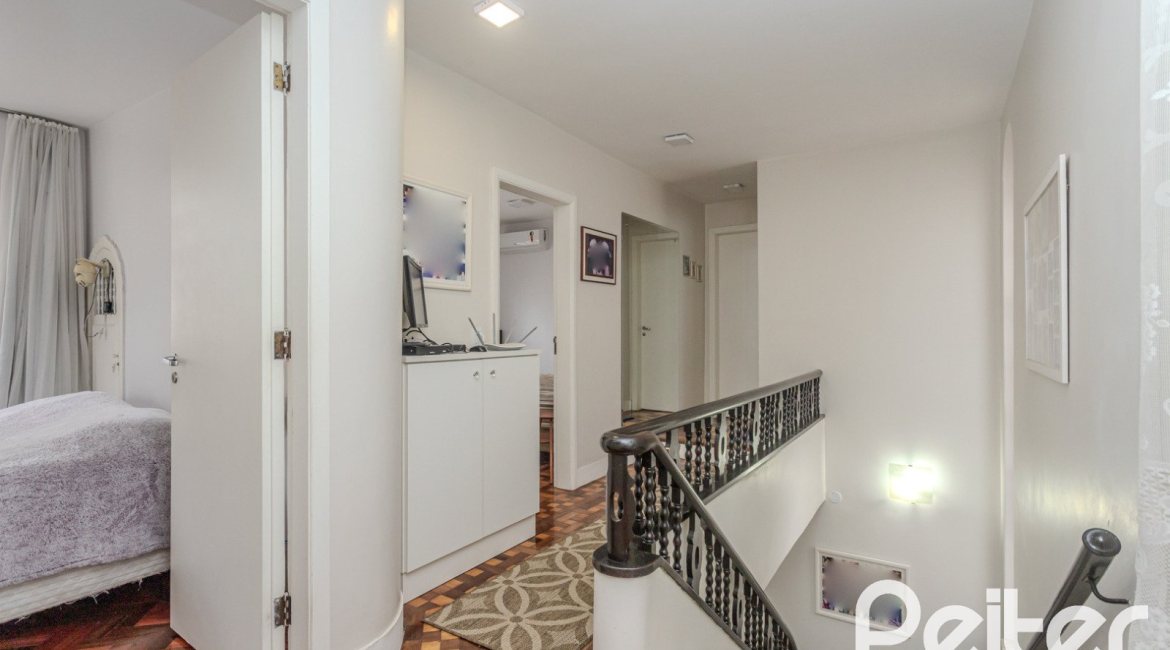 Casa à venda com 280m², 4 dormitórios, 2 suítes, 6 vagas, no bairro Cidade Baixa em Porto Alegre