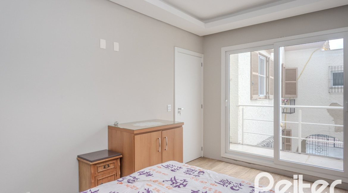Casa à venda com 280m², 4 dormitórios, 2 suítes, 6 vagas, no bairro Cidade Baixa em Porto Alegre