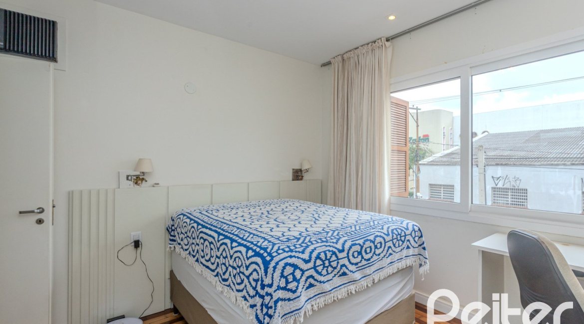 Casa à venda com 280m², 4 dormitórios, 2 suítes, 6 vagas, no bairro Cidade Baixa em Porto Alegre