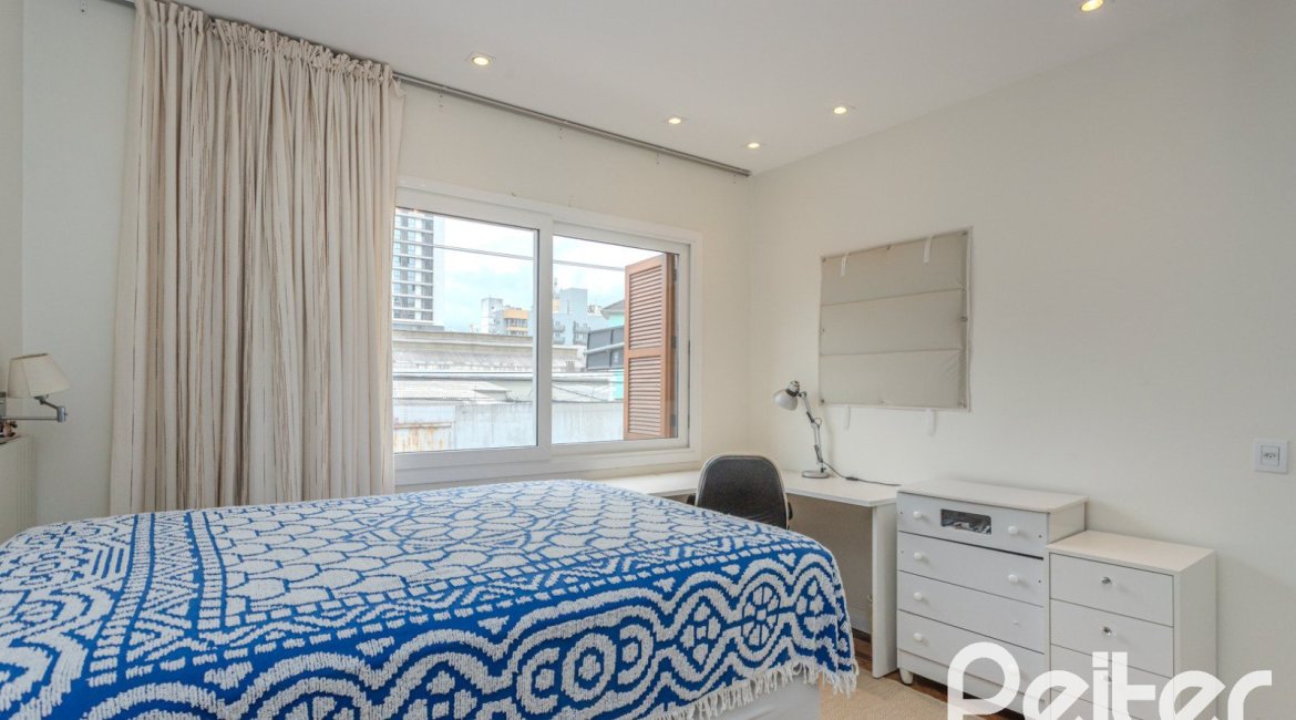 Casa à venda com 280m², 4 dormitórios, 2 suítes, 6 vagas, no bairro Cidade Baixa em Porto Alegre