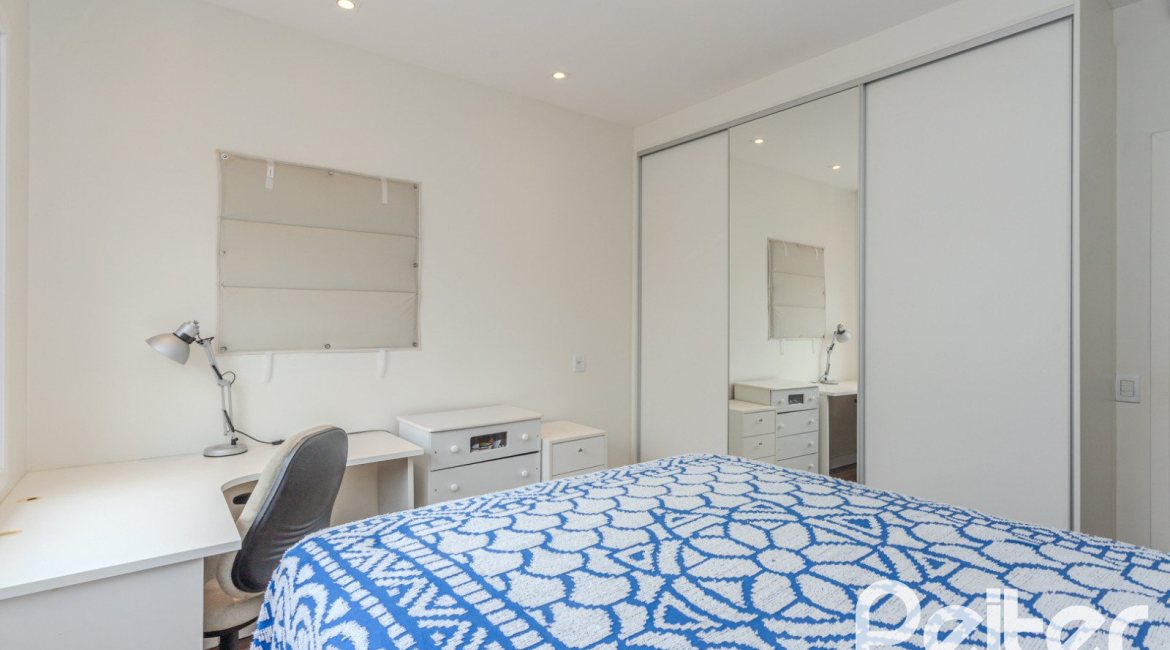 Casa à venda com 280m², 4 dormitórios, 2 suítes, 6 vagas, no bairro Cidade Baixa em Porto Alegre
