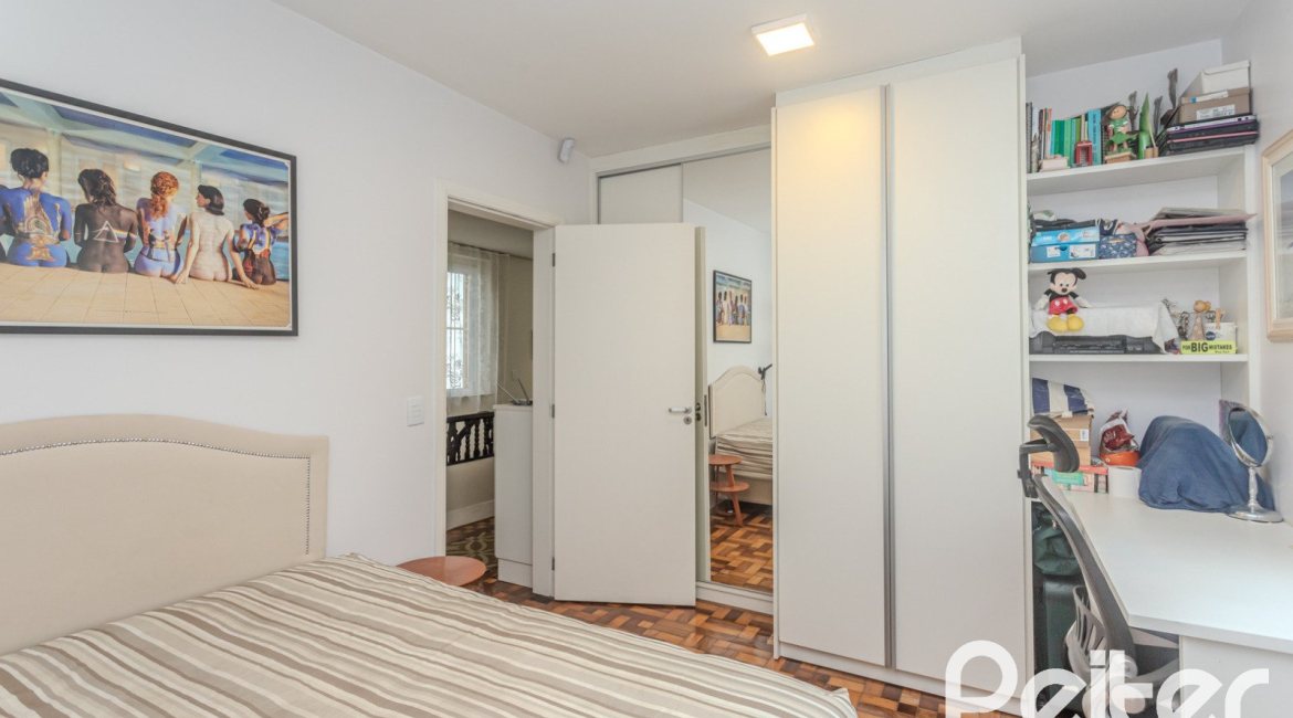 Casa à venda com 280m², 4 dormitórios, 2 suítes, 6 vagas, no bairro Cidade Baixa em Porto Alegre