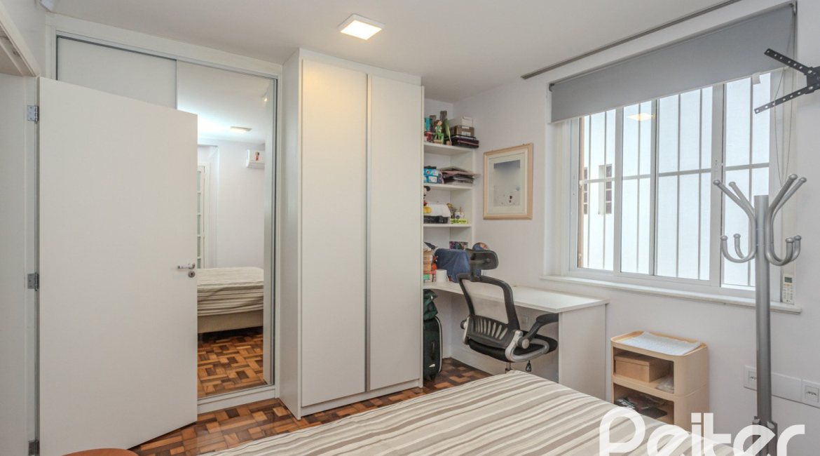 Casa à venda com 280m², 4 dormitórios, 2 suítes, 6 vagas, no bairro Cidade Baixa em Porto Alegre