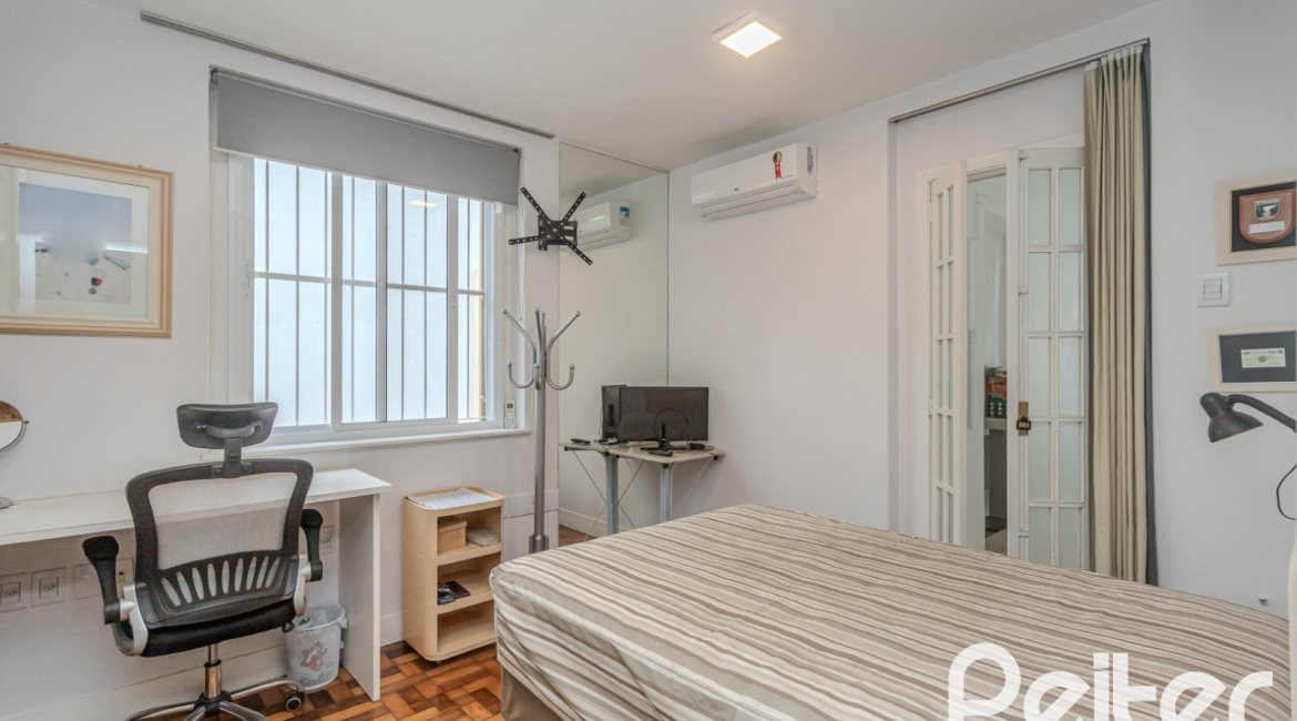 Casa à venda com 280m², 4 dormitórios, 2 suítes, 6 vagas, no bairro Cidade Baixa em Porto Alegre