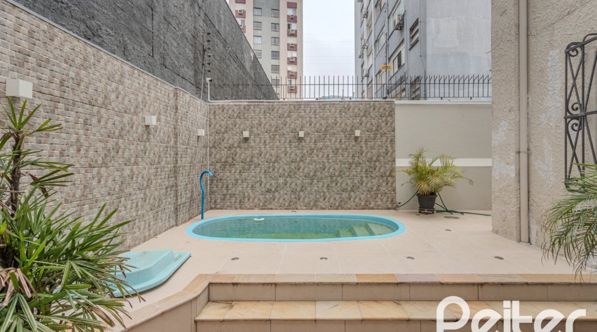 Casa à venda com 280m², 4 dormitórios, 2 suítes, 6 vagas, no bairro Cidade Baixa em Porto Alegre