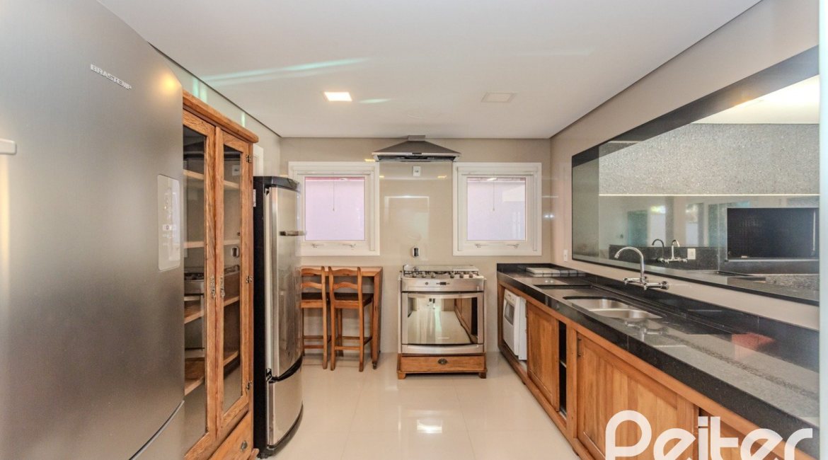Casa em Condomínio à venda com 361m², 3 dormitórios, 3 suítes, no bairro Terra Ville em PORTO ALEGRE