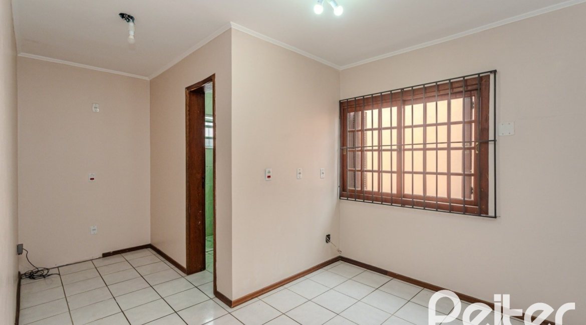 Casa à venda com 396m², 4 dormitórios, 1 suíte, 5 vagas, no bairro Tristeza em Porto Alegre