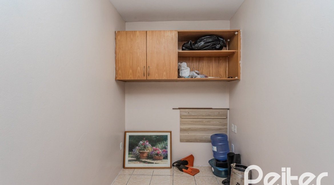 Casa à venda com 396m², 4 dormitórios, 1 suíte, 5 vagas, no bairro Tristeza em Porto Alegre