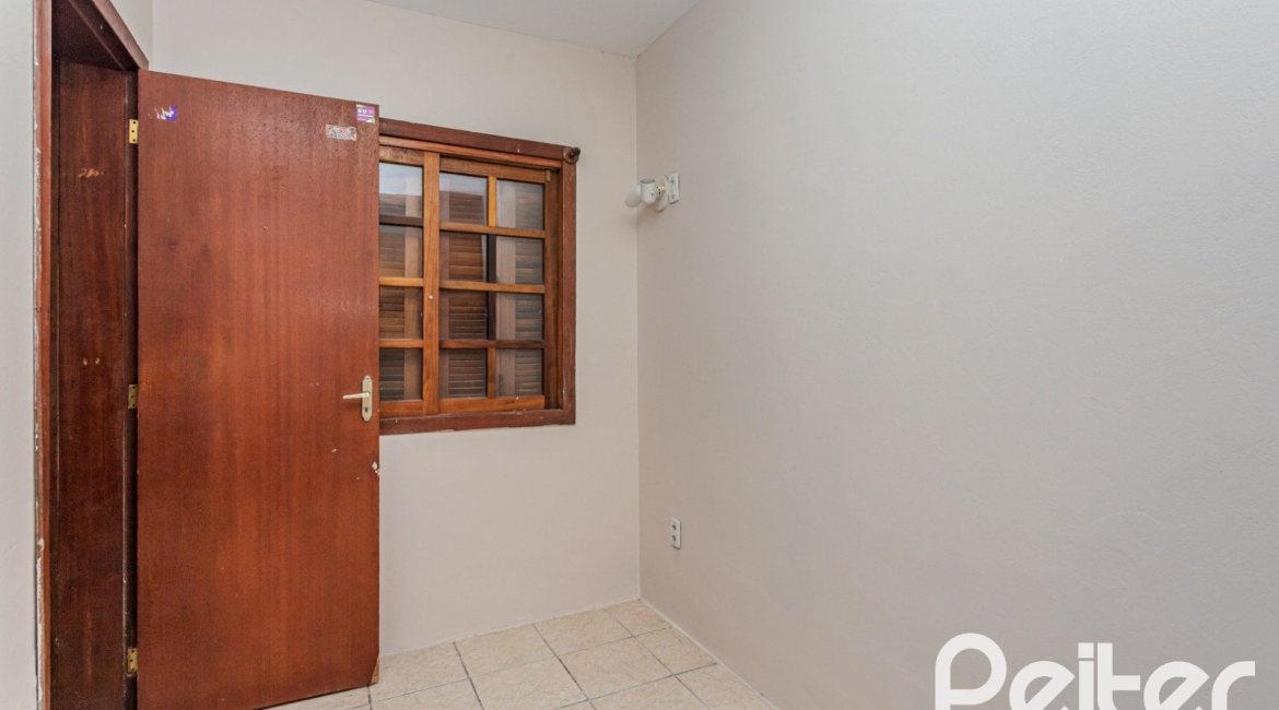 Casa à venda com 396m², 4 dormitórios, 1 suíte, 5 vagas, no bairro Tristeza em Porto Alegre