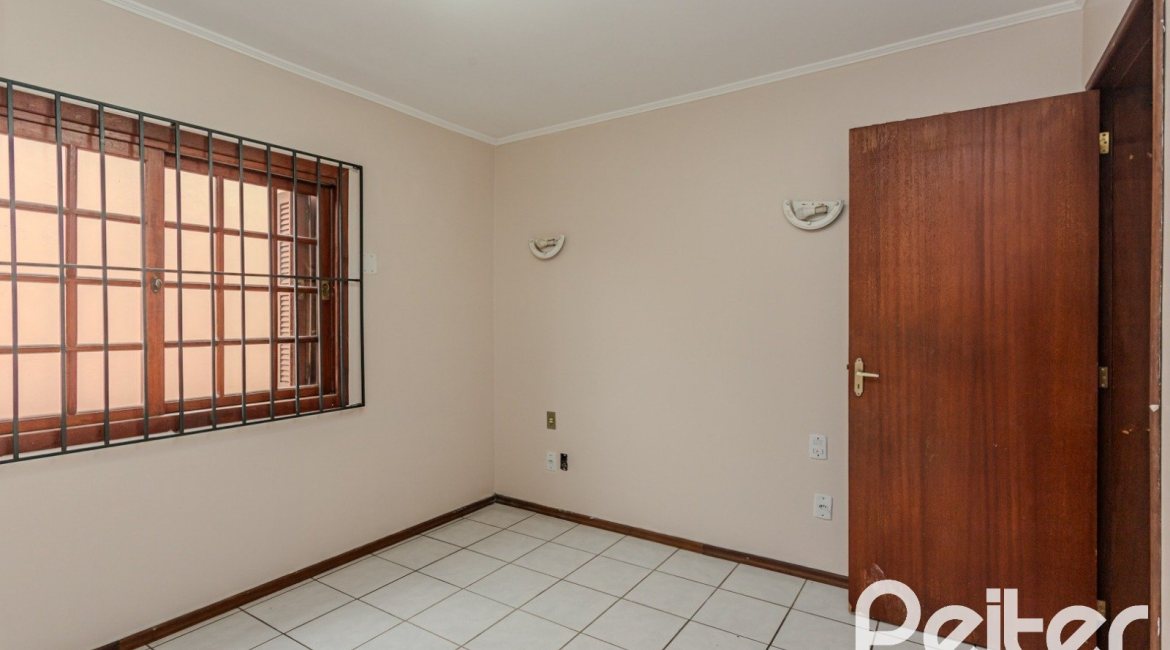 Casa à venda com 396m², 4 dormitórios, 1 suíte, 5 vagas, no bairro Tristeza em Porto Alegre