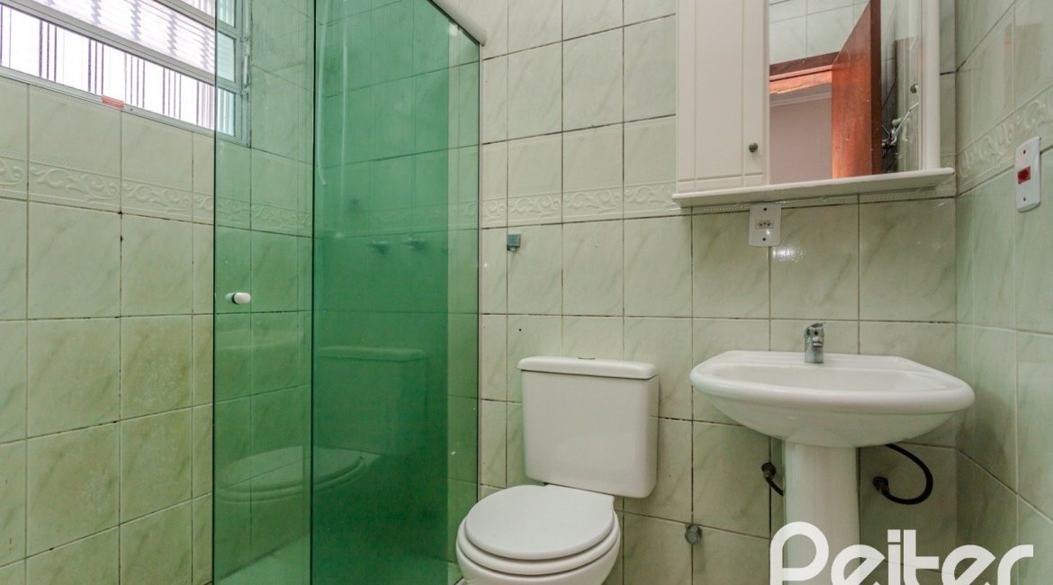 Casa à venda com 396m², 4 dormitórios, 1 suíte, 5 vagas, no bairro Tristeza em Porto Alegre