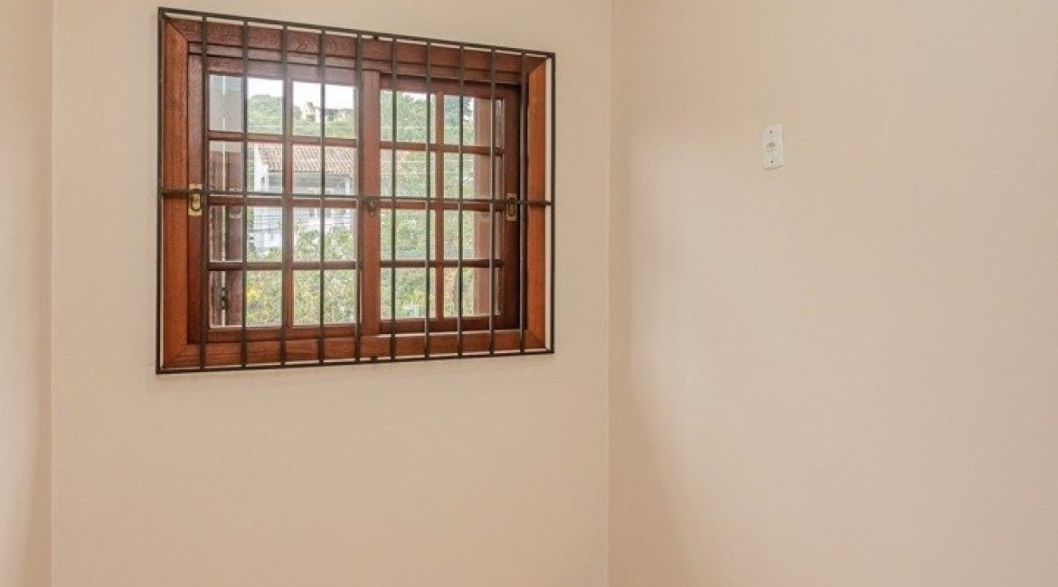 Casa à venda com 396m², 4 dormitórios, 1 suíte, 5 vagas, no bairro Tristeza em Porto Alegre