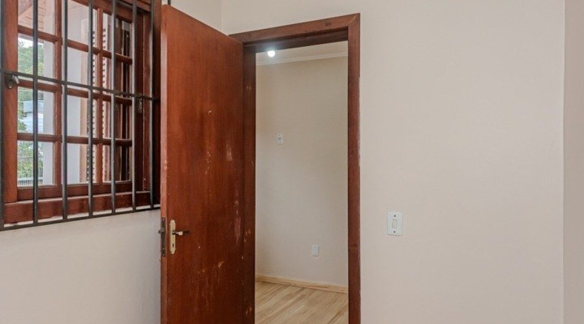 Casa à venda com 396m², 4 dormitórios, 1 suíte, 5 vagas, no bairro Tristeza em Porto Alegre
