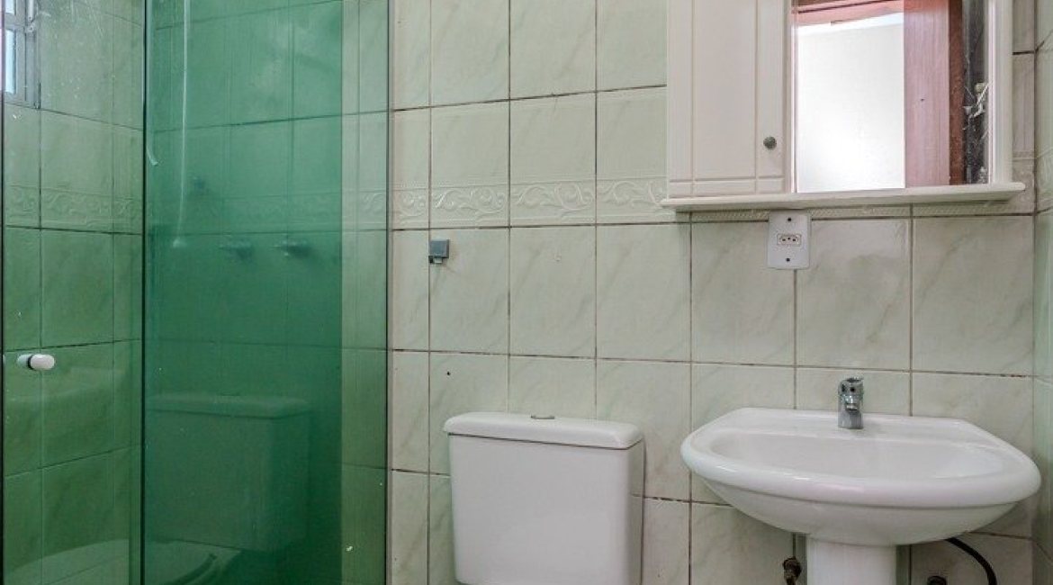 Casa à venda com 396m², 4 dormitórios, 1 suíte, 5 vagas, no bairro Tristeza em Porto Alegre