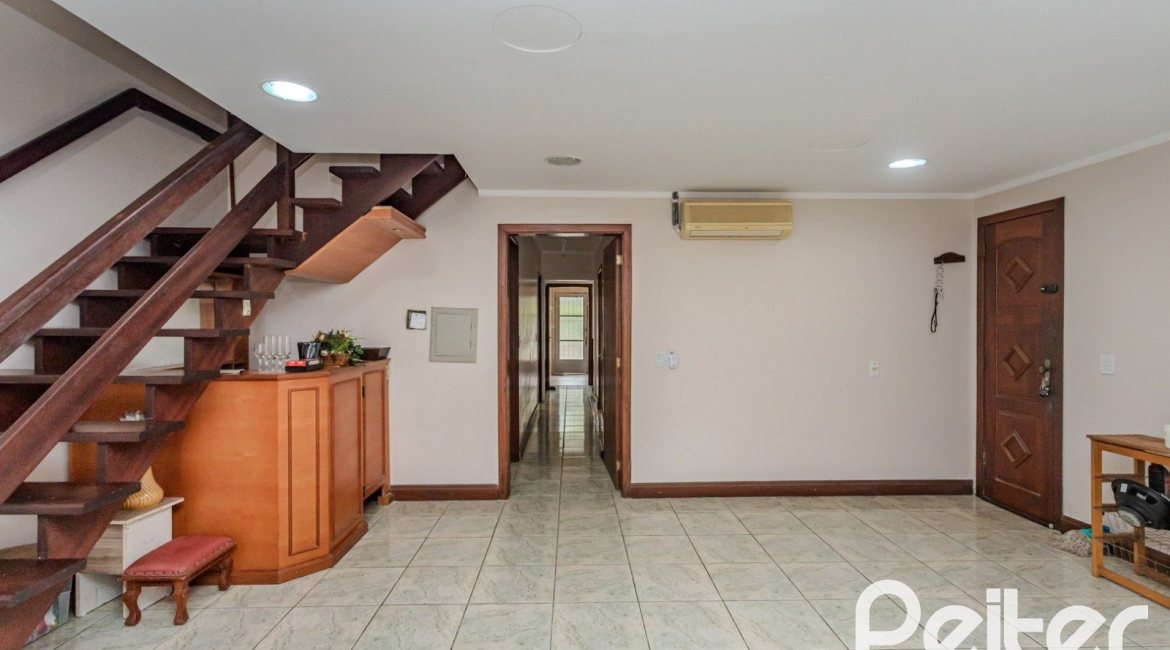 Casa à venda com 396m², 4 dormitórios, 1 suíte, 5 vagas, no bairro Tristeza em Porto Alegre
