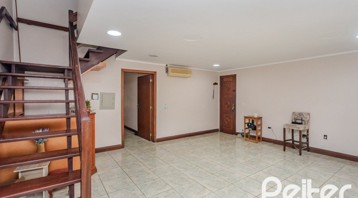 Casa à venda com 396m², 4 dormitórios, 1 suíte, 5 vagas, no bairro Tristeza em Porto Alegre