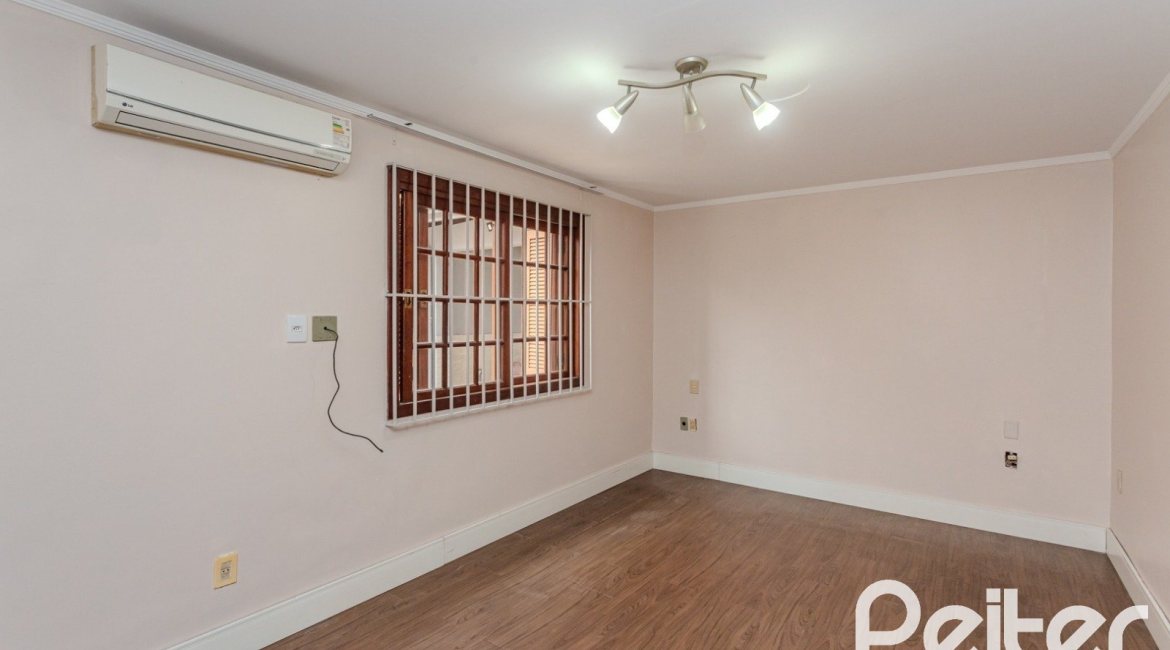 Casa à venda com 396m², 4 dormitórios, 1 suíte, 5 vagas, no bairro Tristeza em Porto Alegre