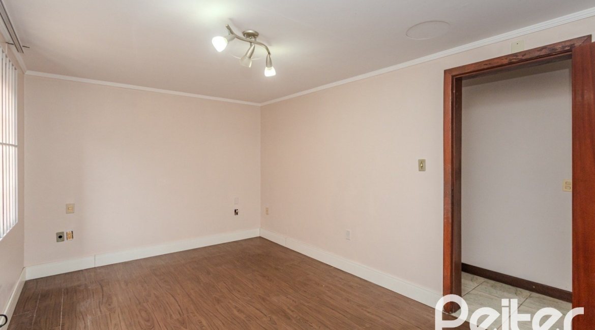 Casa à venda com 396m², 4 dormitórios, 1 suíte, 5 vagas, no bairro Tristeza em Porto Alegre