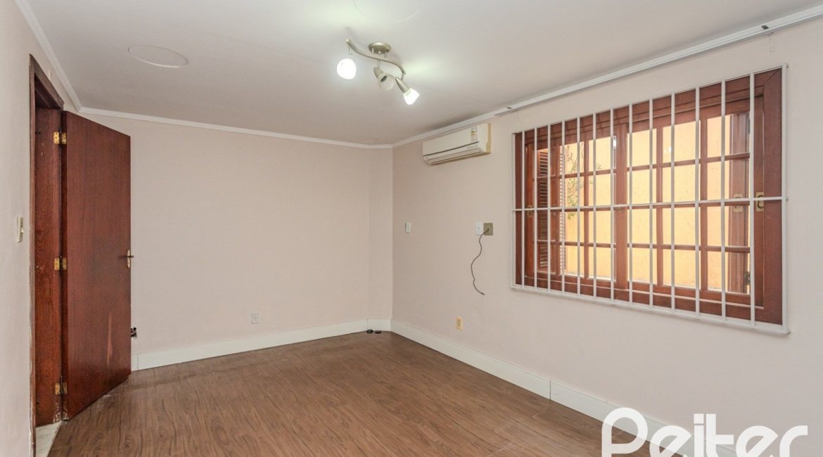 Casa à venda com 396m², 4 dormitórios, 1 suíte, 5 vagas, no bairro Tristeza em Porto Alegre