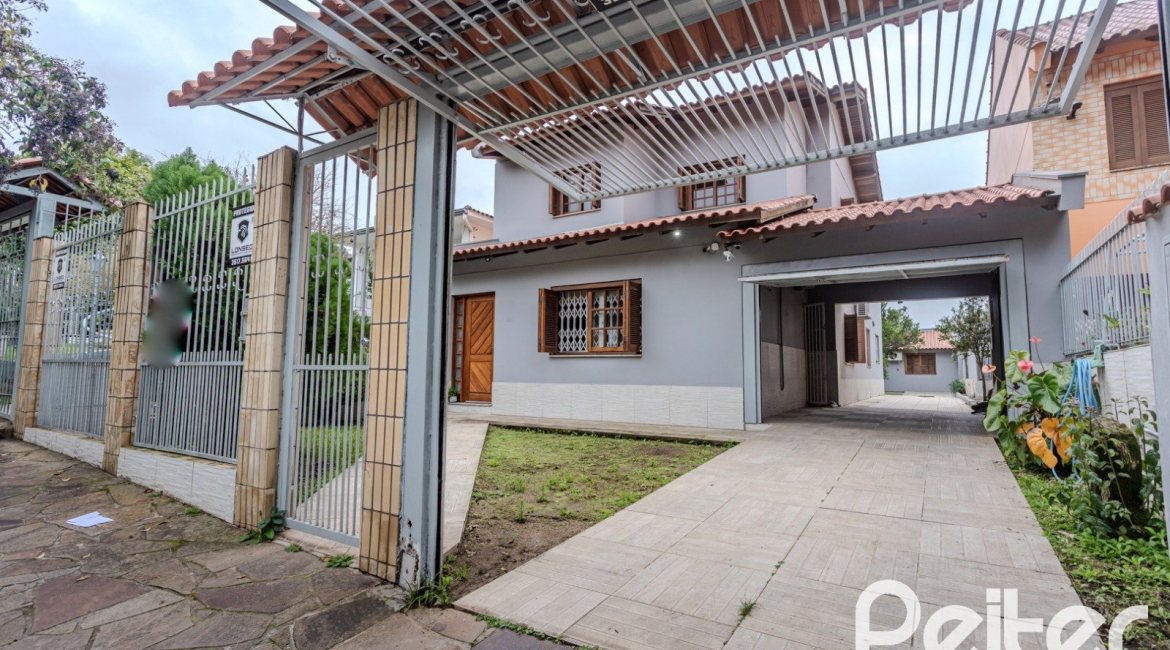 Casa à venda com 396m², 4 dormitórios, 1 suíte, 5 vagas, no bairro Tristeza em Porto Alegre
