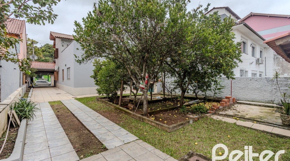 Casa à venda com 396m², 4 dormitórios, 1 suíte, 5 vagas, no bairro Tristeza em Porto Alegre