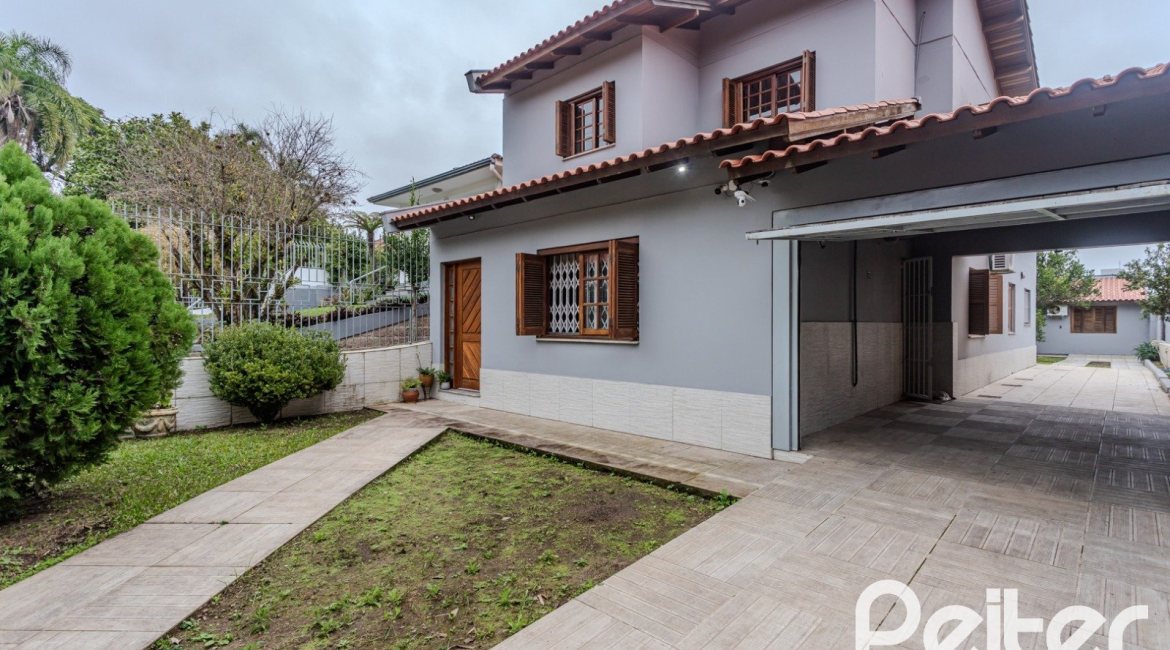 Casa à venda com 396m², 4 dormitórios, 1 suíte, 5 vagas, no bairro Tristeza em Porto Alegre