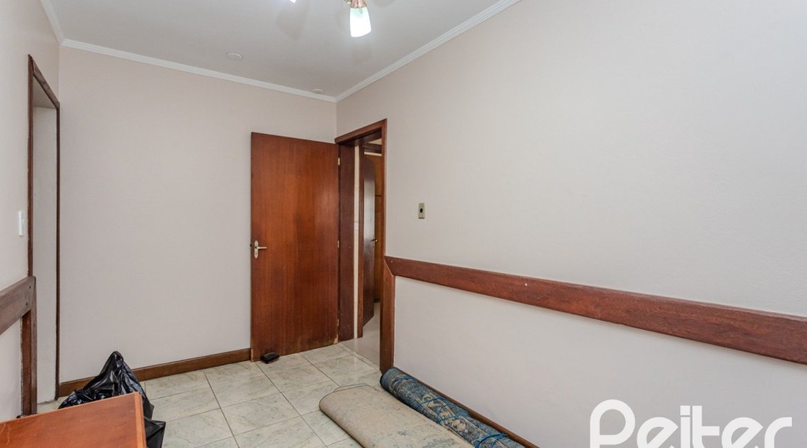 Casa à venda com 396m², 4 dormitórios, 1 suíte, 5 vagas, no bairro Tristeza em Porto Alegre