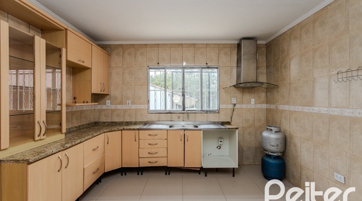 Casa à venda com 396m², 4 dormitórios, 1 suíte, 5 vagas, no bairro Tristeza em Porto Alegre