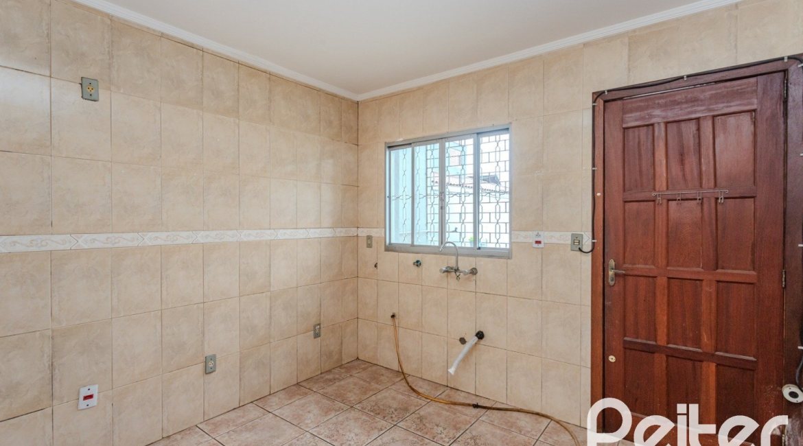 Casa à venda com 396m², 4 dormitórios, 1 suíte, 5 vagas, no bairro Tristeza em Porto Alegre