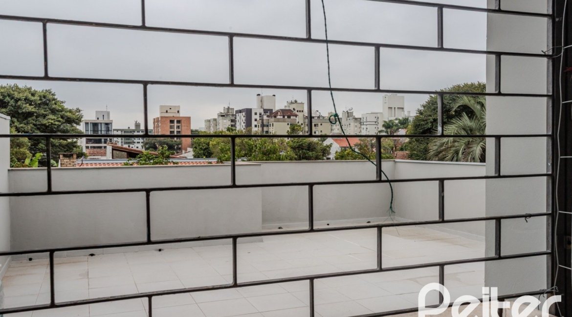 Casa à venda com 396m², 4 dormitórios, 1 suíte, 5 vagas, no bairro Tristeza em Porto Alegre
