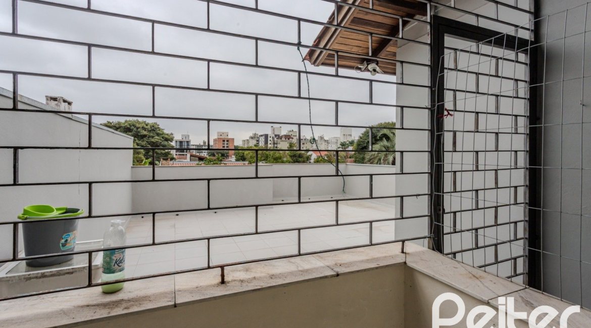 Casa à venda com 396m², 4 dormitórios, 1 suíte, 5 vagas, no bairro Tristeza em Porto Alegre
