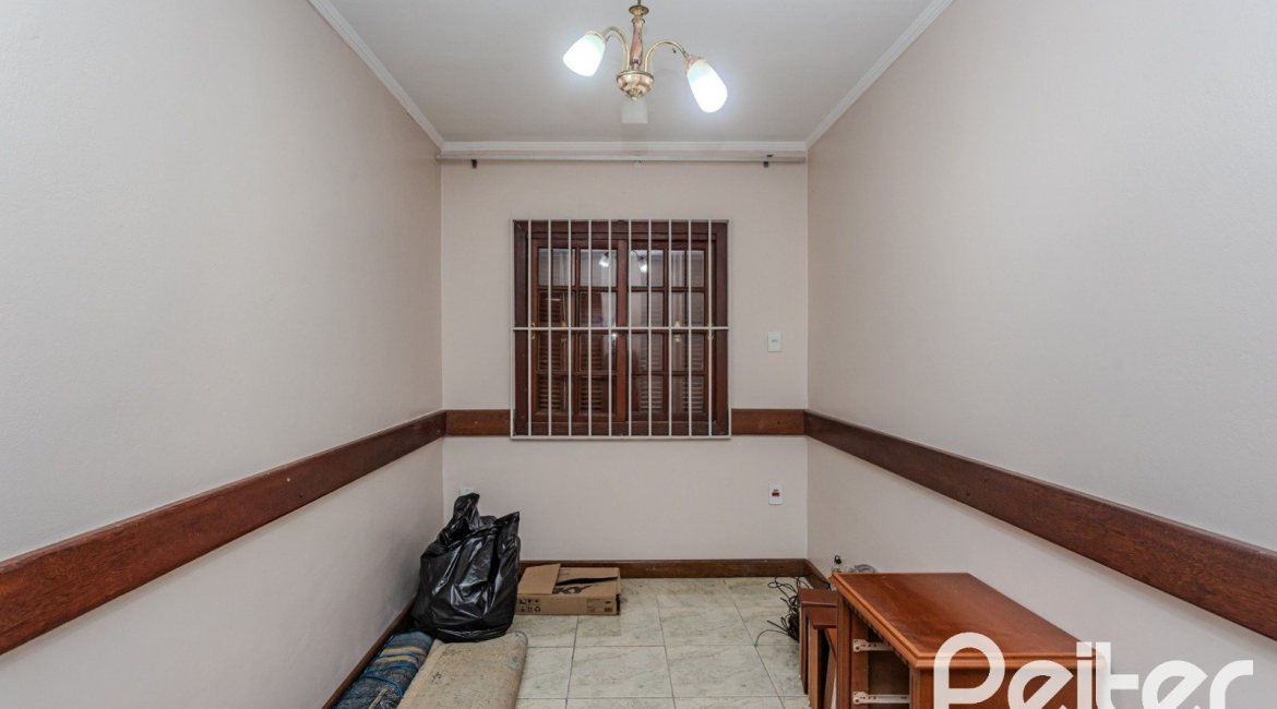 Casa à venda com 396m², 4 dormitórios, 1 suíte, 5 vagas, no bairro Tristeza em Porto Alegre