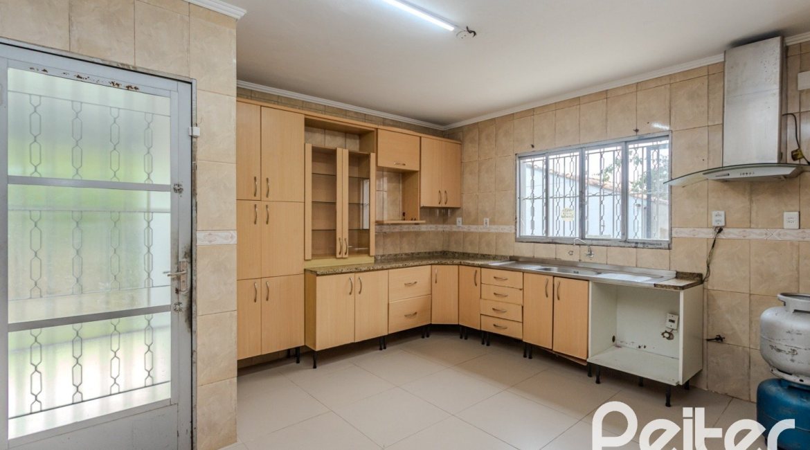 Casa à venda com 396m², 4 dormitórios, 1 suíte, 5 vagas, no bairro Tristeza em Porto Alegre