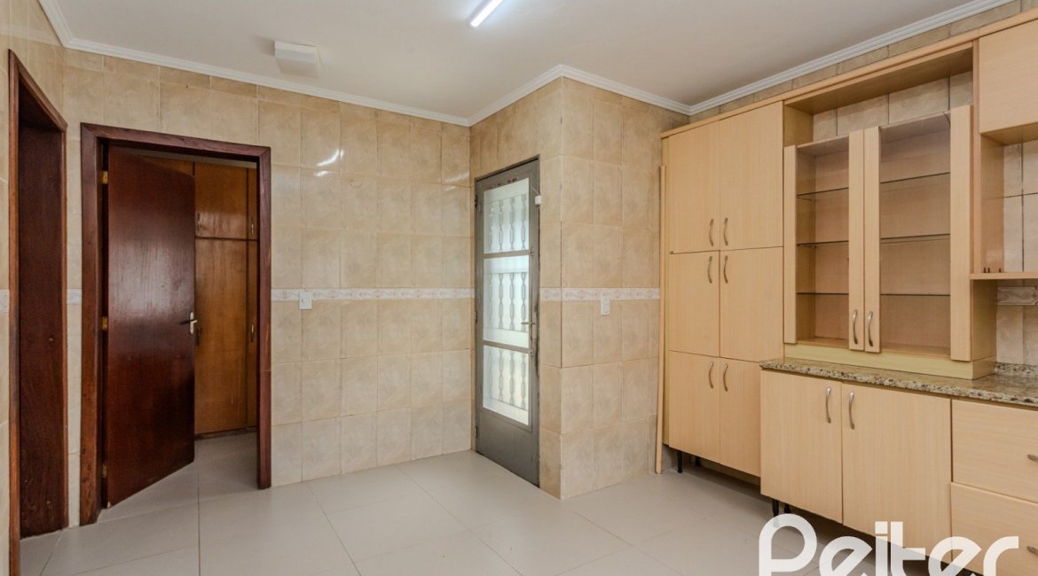 Casa à venda com 396m², 4 dormitórios, 1 suíte, 5 vagas, no bairro Tristeza em Porto Alegre