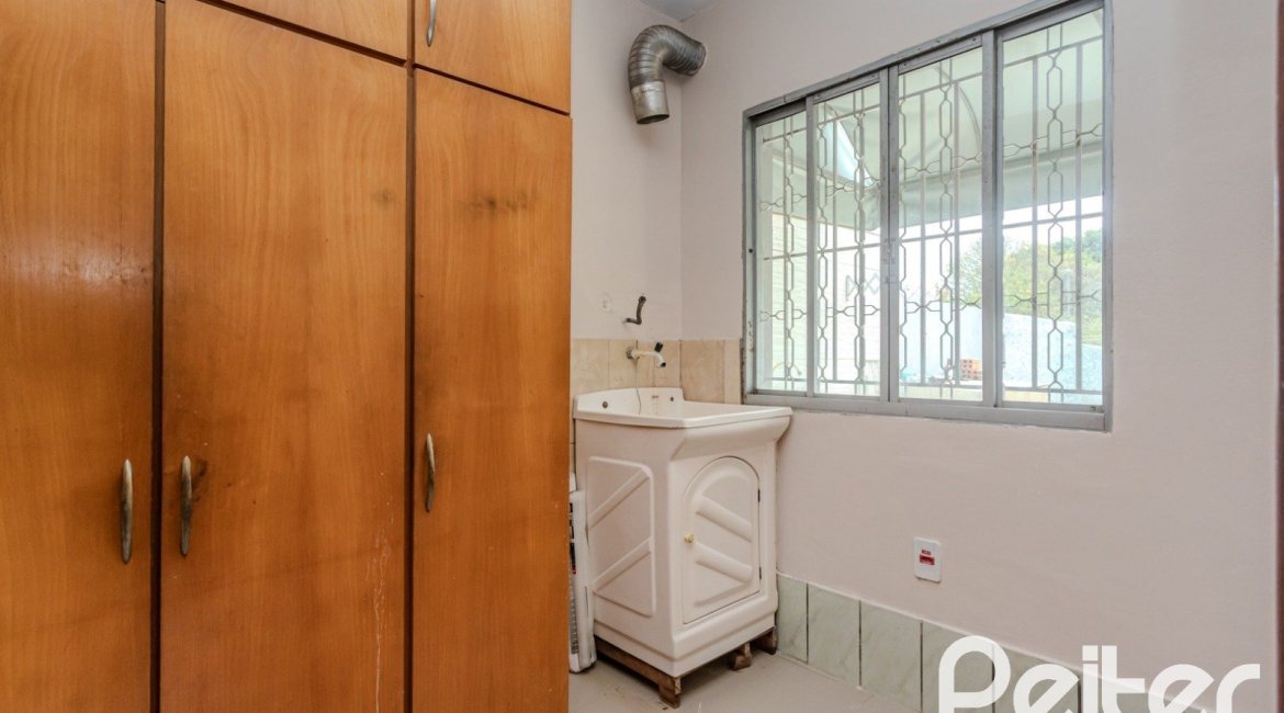 Casa à venda com 396m², 4 dormitórios, 1 suíte, 5 vagas, no bairro Tristeza em Porto Alegre