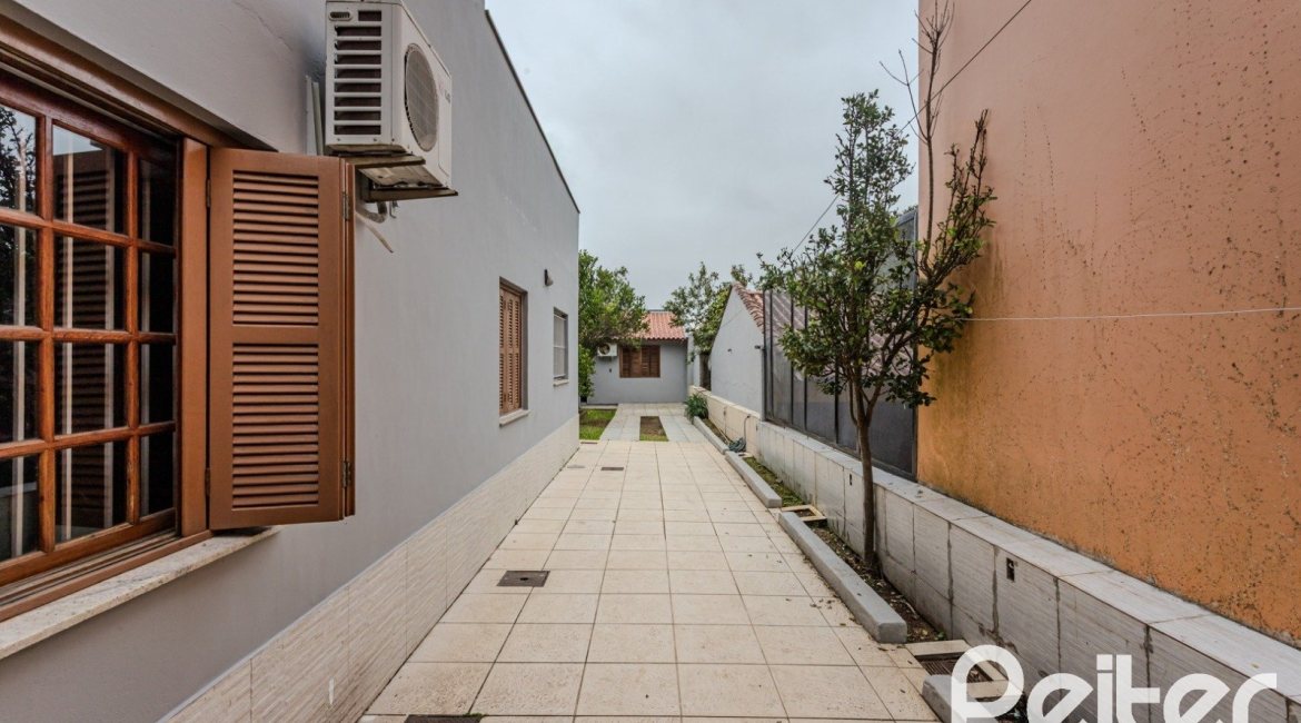 Casa à venda com 396m², 4 dormitórios, 1 suíte, 5 vagas, no bairro Tristeza em Porto Alegre