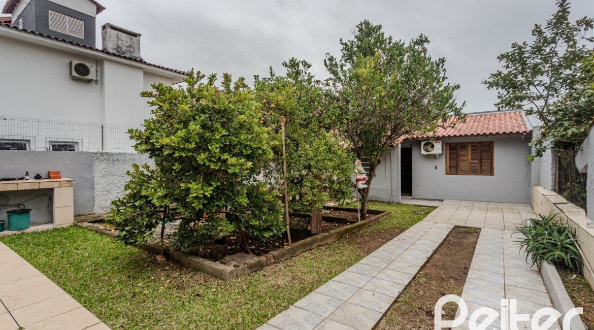 Casa à venda com 396m², 4 dormitórios, 1 suíte, 5 vagas, no bairro Tristeza em Porto Alegre